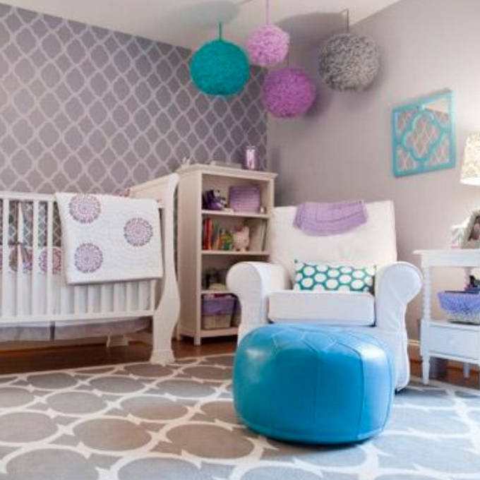 Habitación de bebé en lavanda y blanco