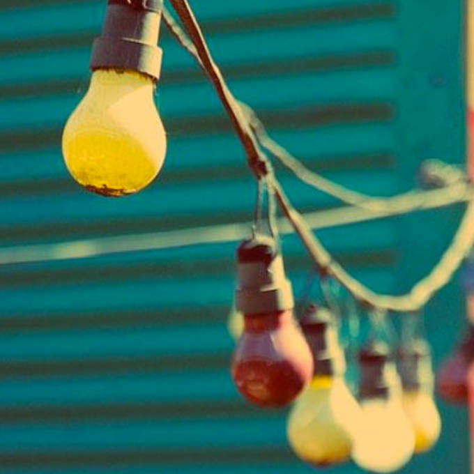 Lo moderno ahora es no tener lámparas en casa, solo la bombilla