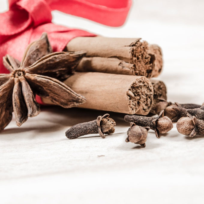 Cómo implementar la canela en la decoración navideña