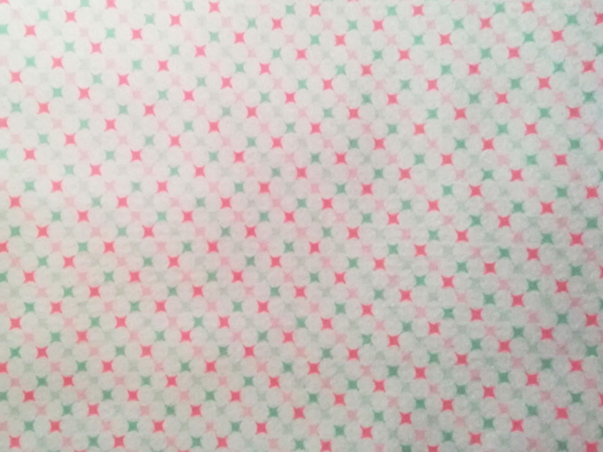 Fieltro estampado brasilero: blanco estrellas rosa 1/2 metro
