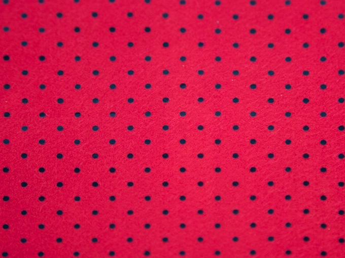 Fieltro estampado brasilero: rojo puntos negros 1/2 metro