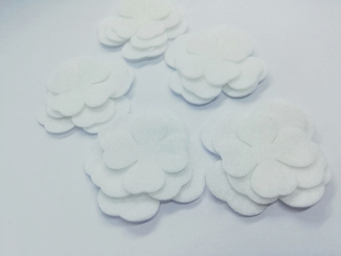 Flores troqueladas color blanco - 5 Set x 3 flores cada uno