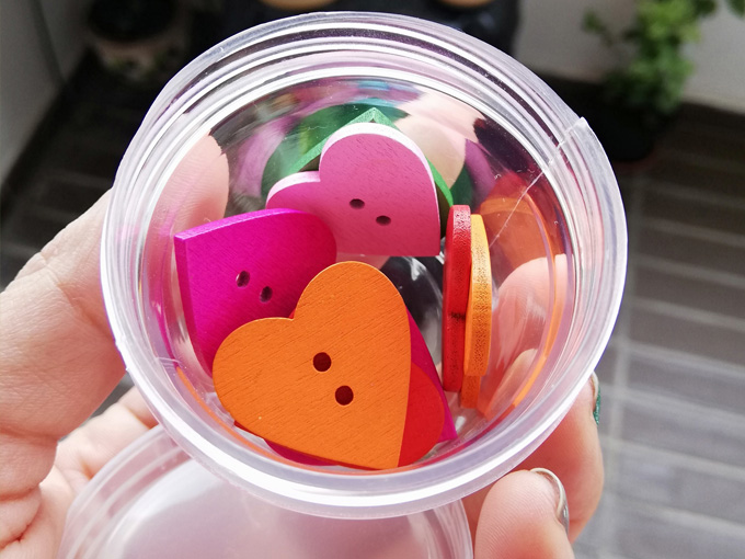 Botones de madera corazón colores