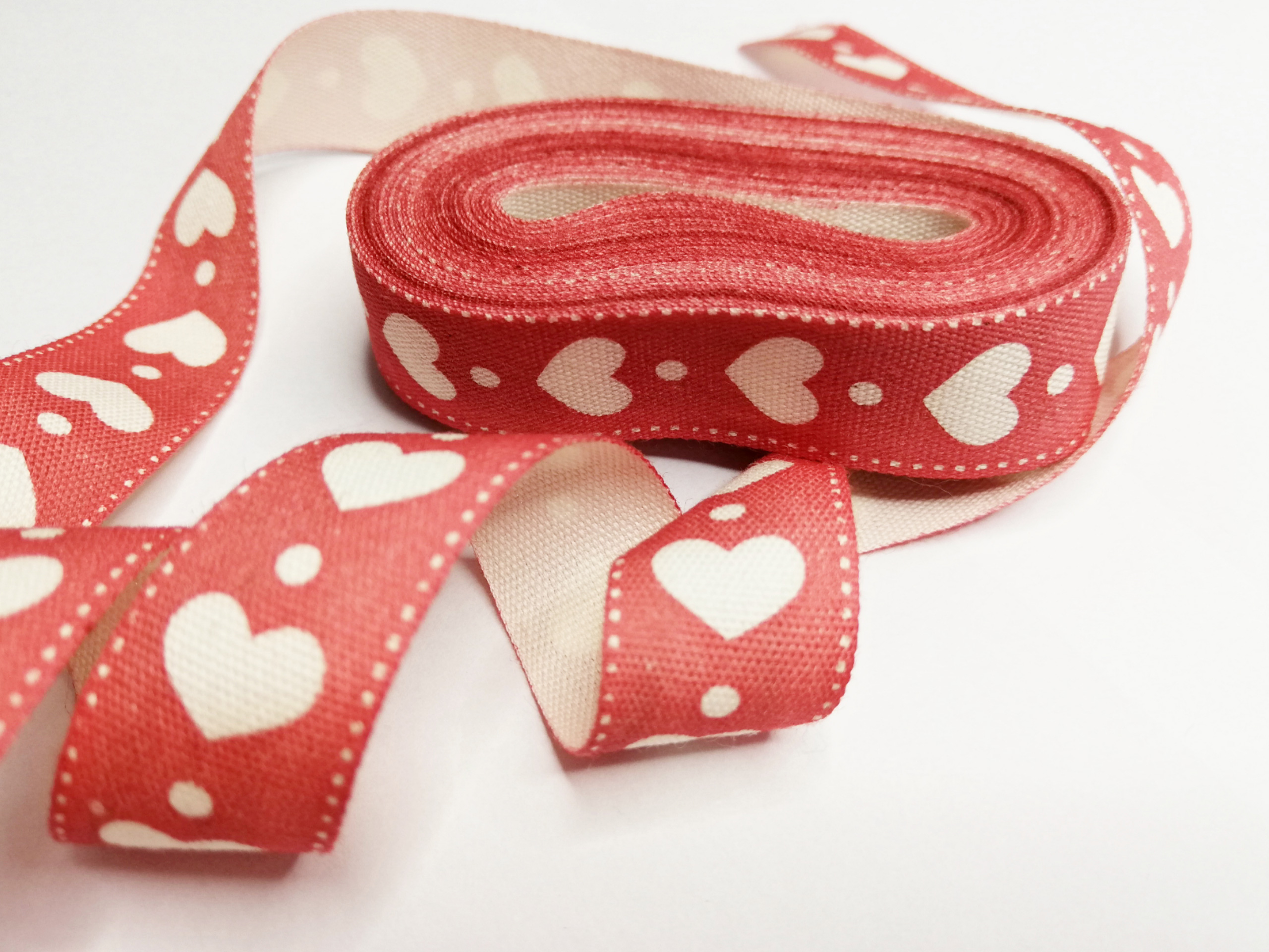 Cinta corazones rojo y blanco