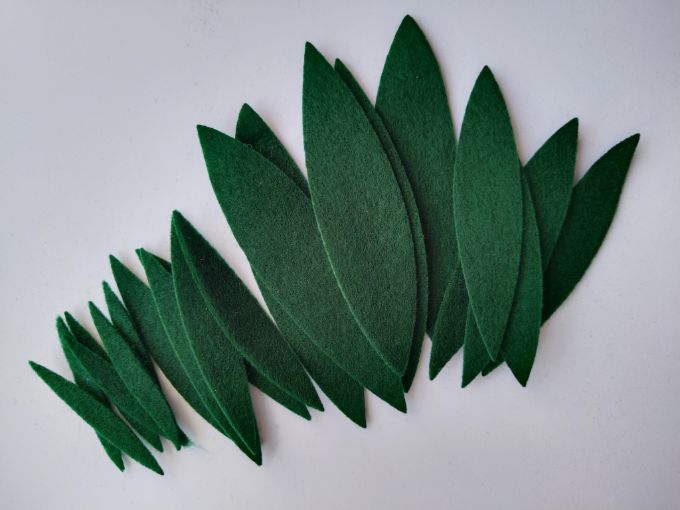 Hojas troqueladas largas color verde oscuro x 20 unidades