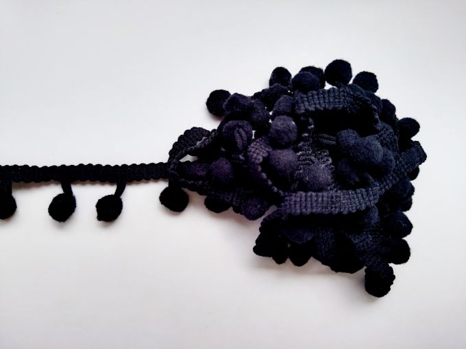 Cinta de pompones negro x 2m