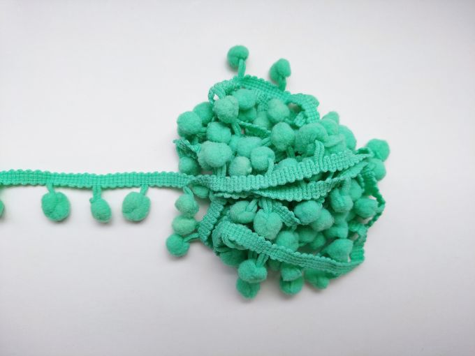 Cinta de pompones verde menta x 2m