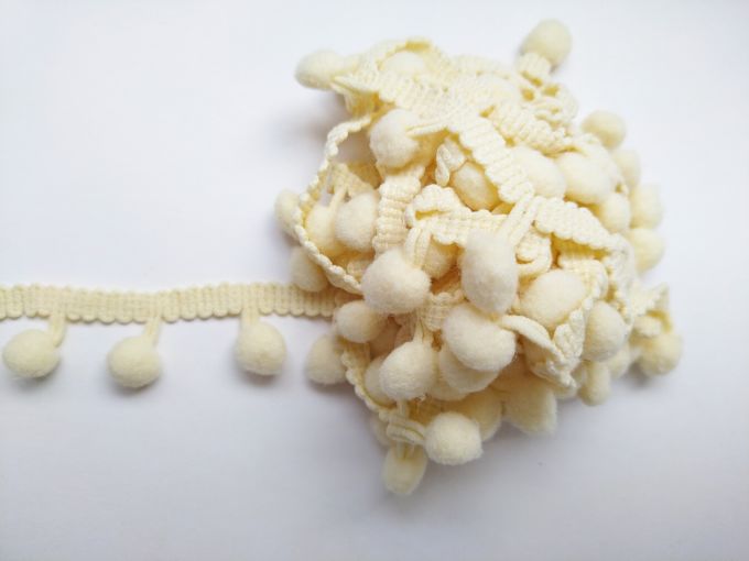 Cinta de pompones beige x 2m