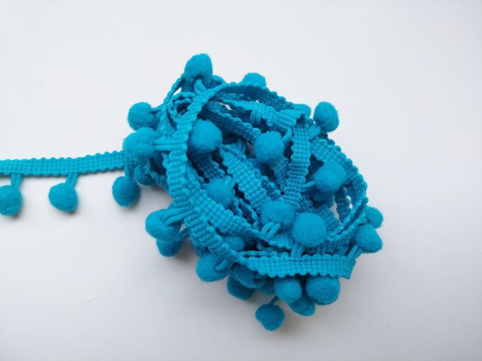 Cinta de pompones turquesa x 2m