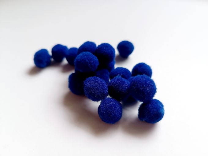 Pompones suaves azul neón - De 1.5 cm x 20 unidades