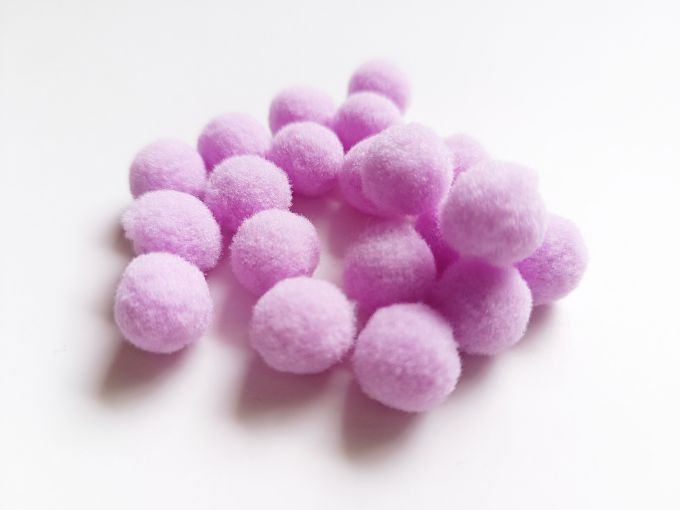 Pompones suaves lila - De 1.5 cm x 20 unidades